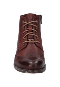 Botín de cuero marrón hasta el tobillo con detalles de brogue, puntera redonda, cordones en la parte delantera y cremallera lateral. Parte superior texturizada y capuchón de puntera suave.