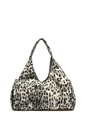 Sac à main en tissu souple avec un motif léopard noir et blanc et une large bandoulière unique.
