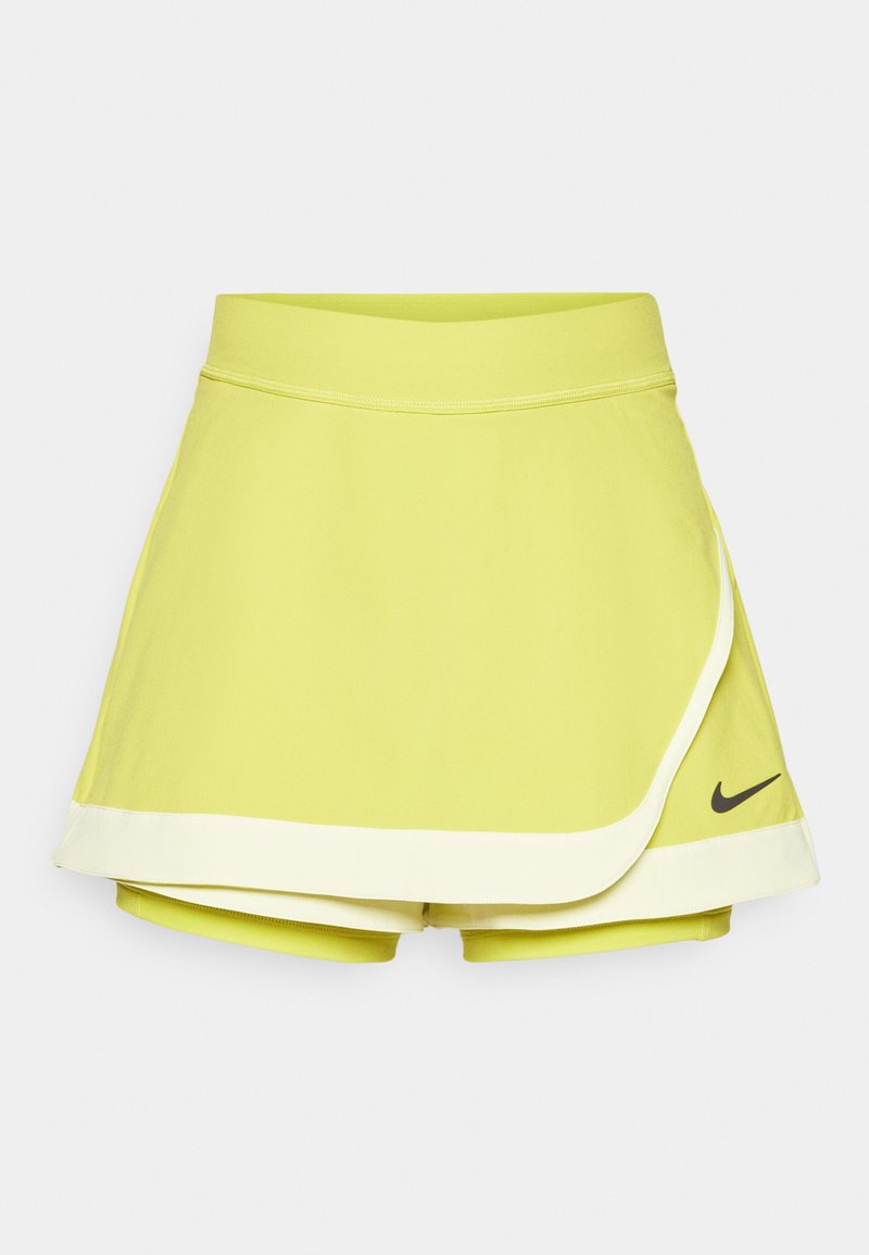 Limoengroene tennisrok met aan elkaar genaaide shorts; heeft een gelaagd ontwerp, zwart Nike-logo en witte bies aan de zoom.
