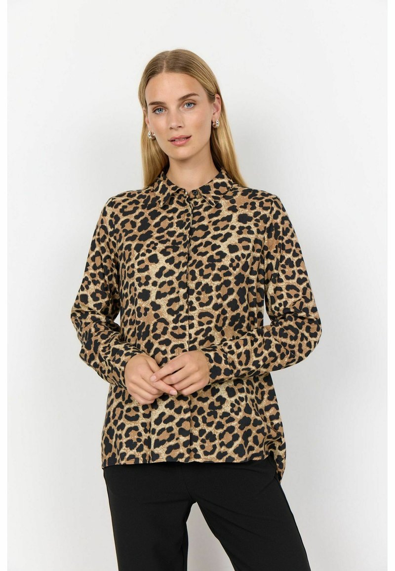 Hedvábná button-up košile s leopardím vzorem, s límečkem, dlouhými rukávy a zakulaceným lemem. V černobéžovém barevném provedení.