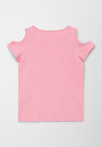 Helles rosa kurzärmliges Oberteil mit ausgeschnittenem Schulterdesign und Rundhalsausschnitt. Aus weichem Stoff gefertigt, mit einem sauberen Saum.