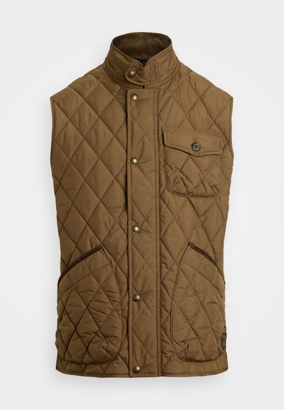 Brun quiltet ermeløs vest med høy krage, frontlomme med knapp, sidelommer og synlige sømmer.