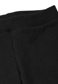 Czarne legginsy z prążkowanej tkaniny z wysokim stanem, z subtelnym haftowanym logo po boku. Miękka tekstura z rozciągliwością.