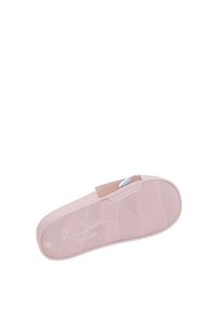 Roza slip-on čevlj z teksturirano gumijasto podplatom, mehkim zgornjim delom in usnjenim detajlom z modrim šivanjem. Preprost dizajn in zaobljena oblika.