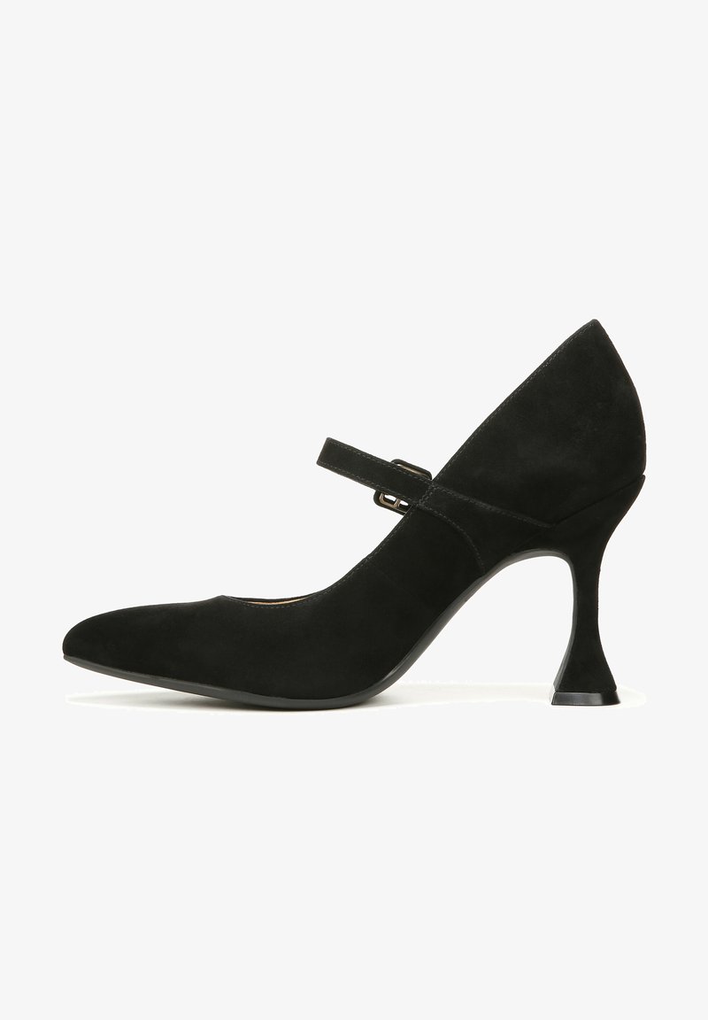 Zwarte suede Mary Jane-schoen met een spitse neus, verstelbare band en een unieke uitlopende hak. Glad textuur en klassieke silhouet.
