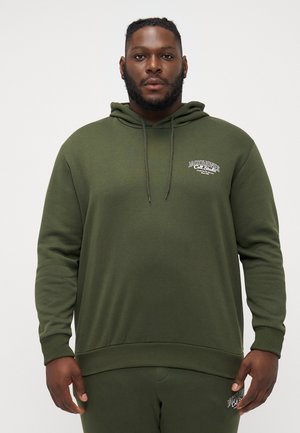Olijfgroene hoodie van zachte stof, met een voorzak, verstelbare trekkoordkap en logo-details op de borst.