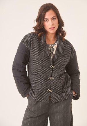CUELLO DE BLAZER Y 3 BOLSILLOS CIERRE CON TRABILLAS METÁLICAS - Chaqueta de entretiempo - gris oscuro