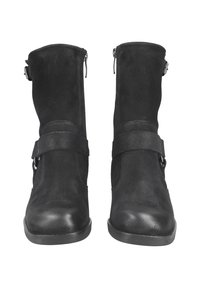 Botas de tobillo de cuero negro con un acabado mate, que cuentan con un cierre de cremallera y una correa ancha con acentos metálicos alrededor del tobillo.