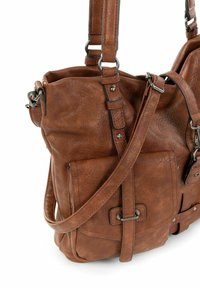 Sac à main en cuir marron avec plusieurs sangles, boucles métalliques et une poche avant à fermeture à boucle, sur fond blanc.