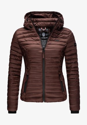 Chaqueta acolchada marrón con capucha, que presenta un cierre con cremallera en la parte delantera, puños acanalados y dos bolsillos laterales. Textura acolchada horizontal en toda la prenda.