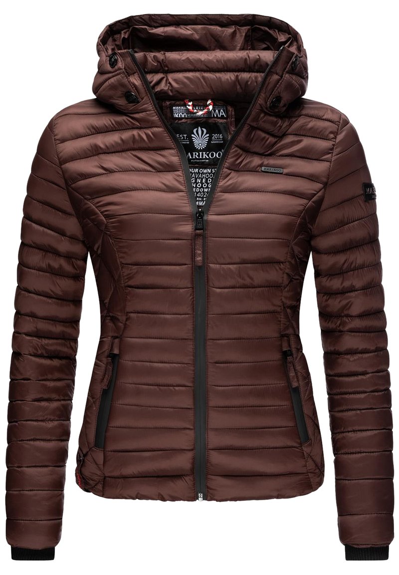Giacca puffer marrone con cappuccio, caratterizzata da una zip frontale, polsini a coste e due tasche laterali. Texture a righe orizzontali in tutto il capo.