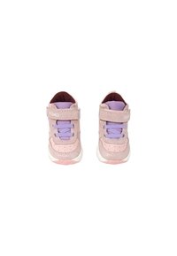 Sneakers per bambini rosa realizzati in pelle e mesh, con lacci viola, cinturini in Velcro regolabili e suole bianche.