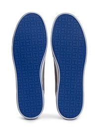 Solas de sapatilhas com um padrão texturizado azul e borda de borracha branca, apresentando um design geométrico na superfície e forma arredondada.