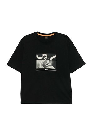 T-shirt in cotone nero con maniche corte, caratterizzato da una grafica in bianco e grigio. Logo dell'etichetta visibile in basso sulla grafica.