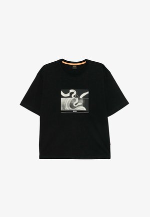 T-shirt in cotone nero con maniche corte, caratterizzato da una grafica in bianco e grigio. Logo dell'etichetta visibile in basso sulla grafica.