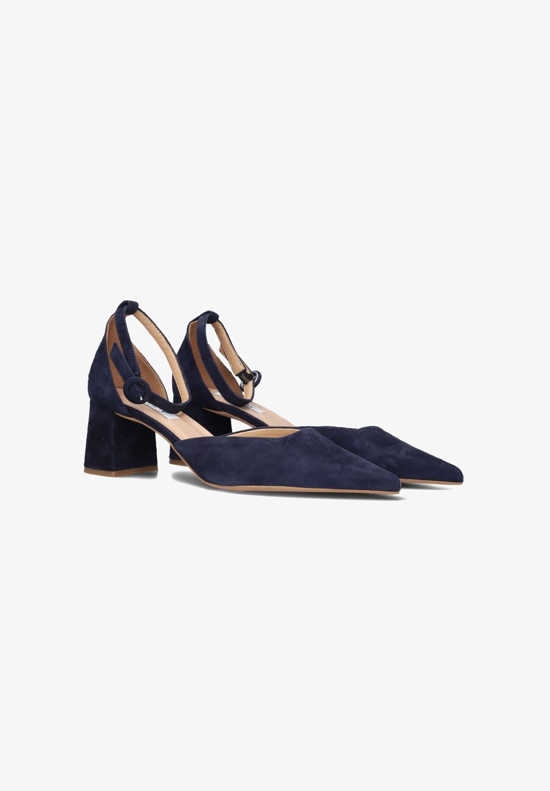 Marineblauwe suede blokhak schoenen met een spitse neus, enkelbandje met een lusdetail en een gevoerde binnenzool voor comfort.