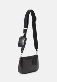 Borsa a tracolla in vernice nera con motivi floreali in rilievo, tracolla in tessuto regolabile e una piccola borsetta con zip staccabile.