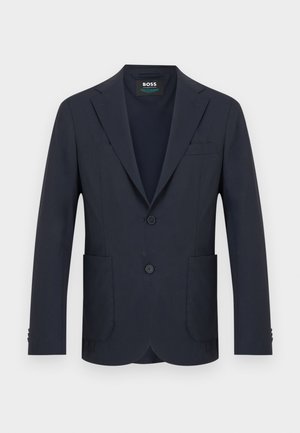 Σκούρο μπλε σακάκι ανδρικό με γωνιώδη πέτα, δύο κουμπιά, τρεις μπροστινές τσέπες και εμφανές εσωτερικό ετικέτα BOSS στο γιακά.