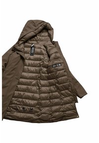 Bruine pufferjack met een capuchon, voorzien van een gevoerde voering, drukknoopsluitingen en waslabels langs de zoom en aan de binnenkant.