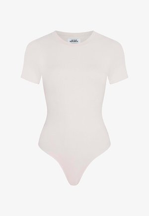 Jasnoróżowy body z krótkimi rękawami, okrągłym dekoltem i dopasowanym krojem. Wykonane z miękkiego, elastycznego materiału, z wycięciem w kształcie stringów u dołu.