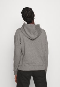 Felpa grigia con cappuccio regolabile, realizzata in morbido tessuto in cotone misto, con vestibilità comoda e polsini a coste, vista dal retro.