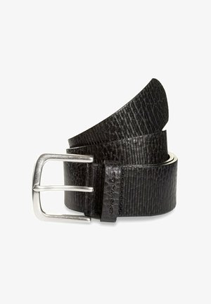Zwarte leren riem met een gestructureerd, ribbelig oppervlak, voorzien van een zilveren metalen gesp en een glad leren houder.