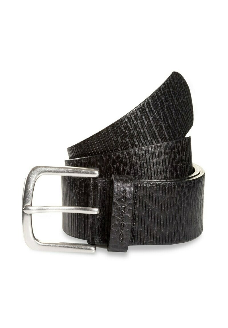 Zwarte leren riem met een gestructureerd, ribbelig oppervlak, voorzien van een zilveren metalen gesp en een glad leren houder.