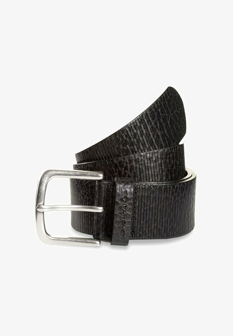 Zwarte leren riem met een gestructureerd, ribbelig oppervlak, voorzien van een zilveren metalen gesp en een glad leren houder.