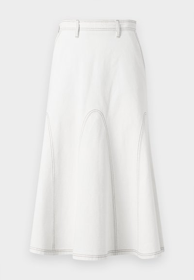 Jupe évasée blanche en denim, avec une taille haute, des coutures contrastantes et des détails de coutures courbes. Texture lisse, longueur jusqu'aux genoux.