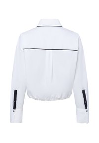 Weißes, kurz geschnittenes Hemd mit Kragen, marineblauen Akzenten an den Manschetten und elastischem Bund. Glatte Textur und lange Ärmel mit Knopfdetail.