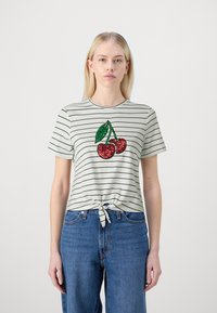 Camiseta de rayas gris y blanca con un dobladillo anudado, que presenta un gráfico de cereza de lentejuelas en rojo y verde. Tela suave, mangas cortas.