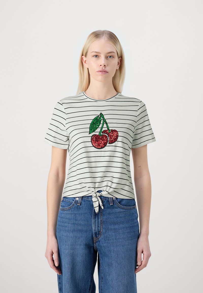 Camiseta de rayas gris y blanca con un dobladillo anudado, que presenta un gráfico de cereza de lentejuelas en rojo y verde. Tela suave, mangas cortas.