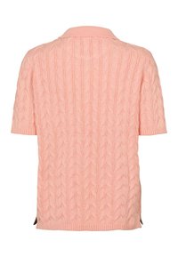 Pull en maille rose clair à manches courtes avec un motif torsadé, un col plat et des fentes latérales à l'ourlet pour faciliter les mouvements.