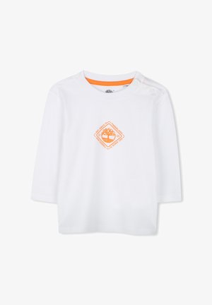 Weißes Baumwollhemd mit langen Ärmeln, das ein oranges Timberland-Logo in Diamantenform zeigt, mit Schultersch snaps für ein einfaches Ankleiden.