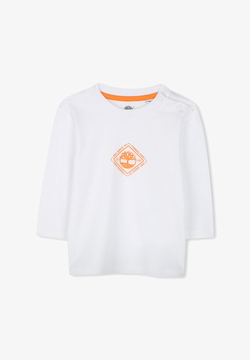 Chemise blanche en coton à manches longues, avec un logo Timberland orange en forme de diamant et des boutons-pression sur les épaules pour un enfilage facile.