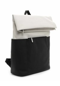 Mochila con diseño de parte superior enrollable en material gris suave y fondo negro elegante. Incluye un bolsillo delantero con cremallera y correas ajustables.