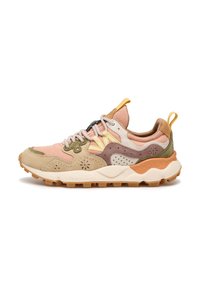 Bunt gefärbter Sneaker, der eine Mischung aus Wildleder und Mesh-Materialien zeigt. Auffällige Farben in Pink, Braun, Grün und Creme mit einer strukturierten Gummisohle.