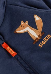 Felpa blu navy con un design di volpe ricamato in marrone e bianco, dotata di chiusura a zip con un'etichetta arancione che riporta la scritta "Sigikid."
