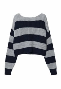 Virkatunkainen neulepaita, jossa on leveä pääntie ja vaakasuorat raidat tummansinisen ja vaaleanharmaan sävyissä. Lyhyt malli pitkillä hihoilla.