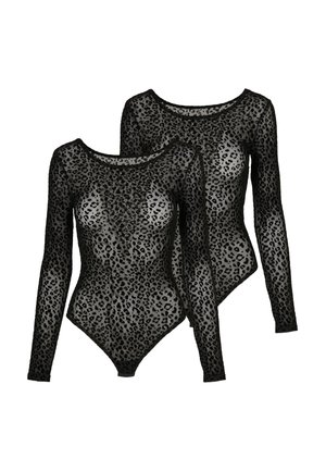 Femme portant un body noir transparent à manches longues avec un motif léopard et des sous-vêtements noirs assortis sur un fond uni.