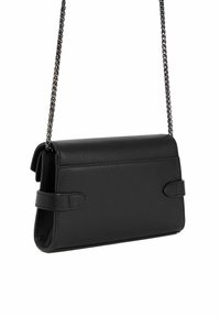 Sac en cuir noir à bandoulière avec une chaîne, forme rectangulaire, texture lisse, et deux sangles latérales pour la fermeture.