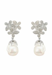 Silverörhängen med blommönster prydda med gnistrande stenar, var och en med en stor vit pärla hängande längst ner.