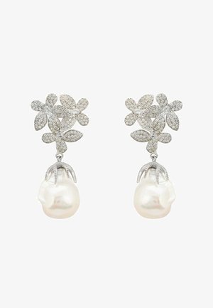 Pendientes de plata con diseños florales adornados con piedras brillantes, cada uno con una gran perla blanca en la parte inferior.