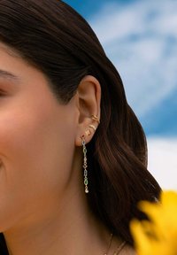 Boucles d'oreilles pendantes en or avec des accents de pierres précieuses colorées (rouge, bleu, vert) dans un design en chaîne, avec une perle en goutte à l'extrémité.