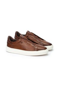 Zapatillas de cuero marrón con un acabado texturizado, que presentan una suela de goma blanca, costuras mínimas y un diseño aerodinámico. Sin cordones.