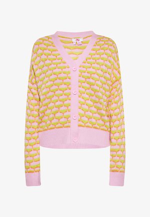 Roosa ja kollane mustriga kardigan V-kaelusega, ribaga äär ja viie nupuga kinnitus. Pehme kudumisega materjal, lühike disain, pikad varrukad.