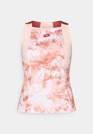 Αθλητική μπλούζα χωρίς μανίκια με ροζ και λευκό αφηρημένο σχέδιο, συμπληρωμένη με ένα ενιαίο μπορντό λαιμόκομμα και αξεσουάρ στους ώμους, κατασκευασμένη από αναπνεύσιμο ύφασμα.