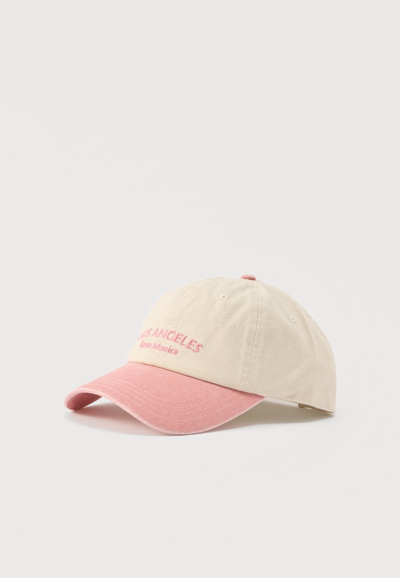 Casquette de baseball beige et rose avec l'inscription "Los Angeles Santa Monica" brodée en rose à l'avant, présentée sur un fond blanc uni.