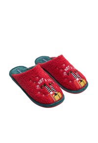 Zapatillas de felpa rojas con una textura suave, con un diseño navideño que muestra piernas a rayas y regalos. Detalles verdes en la suela y en el interior.