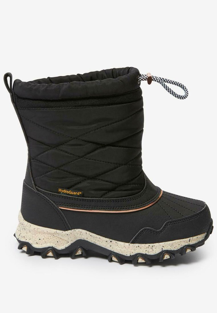 Schwarze isolierte Stiefel mit einem gesteppten Obermaterial, gummiertem unteren Teil, strukturiertem Außensohlensohle, Zugbandverschluss und kontrastierendem gesprenkeltem Zwischensohle.